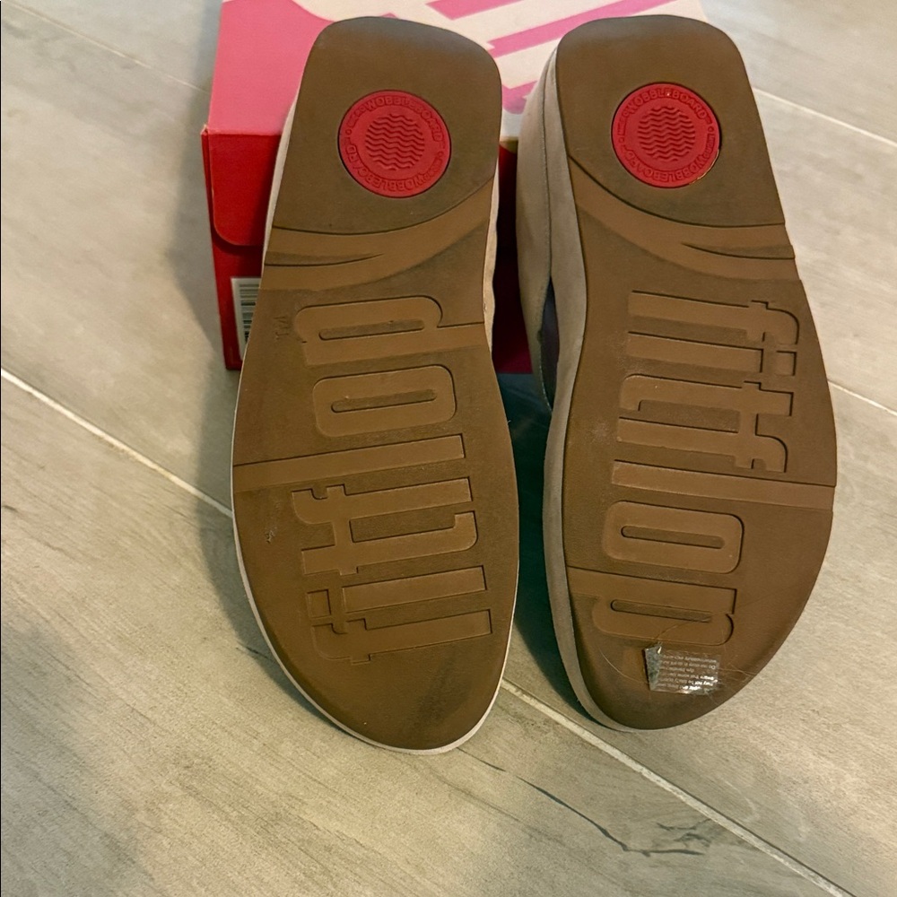 Fitflop Cha Cha Tan Sandals with Gold Detailing - Picture 3 of 5